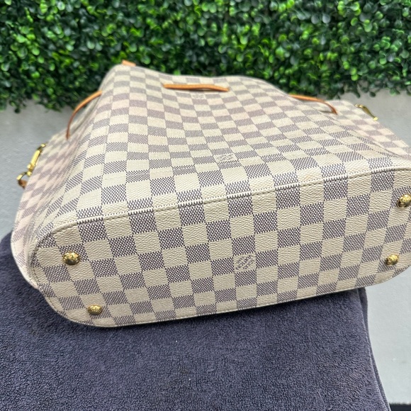 Louis Vuitton - Picture 5 of 5